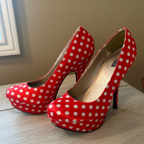 Red Pumps with white polka dots, Minnie Mouse heels - Picture 8 of 8